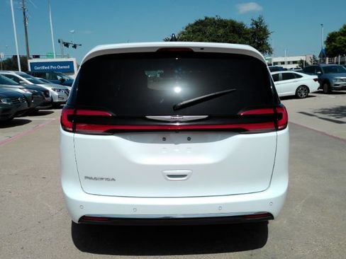 Used 2025 Chrysler Pacifica Select FWD image 7