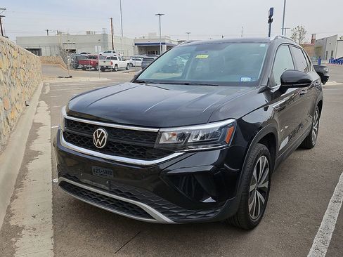 Used 2022 Volkswagen Taos SE image 1