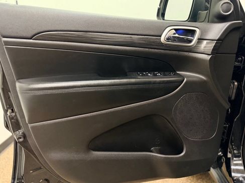 Used 2019 Jeep Grand Cherokee Laredo AWD/4WD image 11