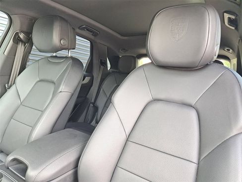 Used 2025 Porsche Cayenne image 5