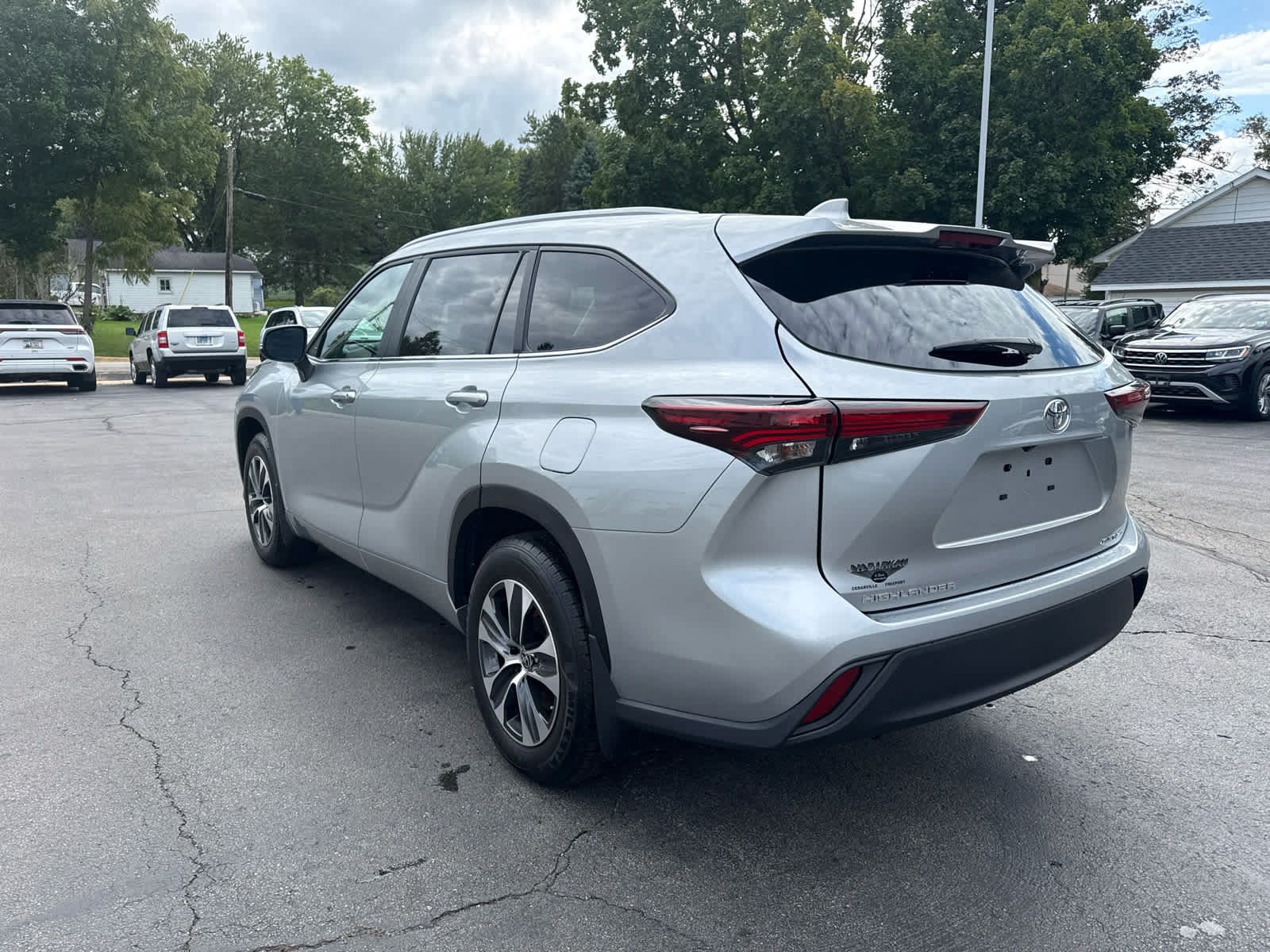 Used 2024 Toyota Highlander XLE AWD/4WD image 5