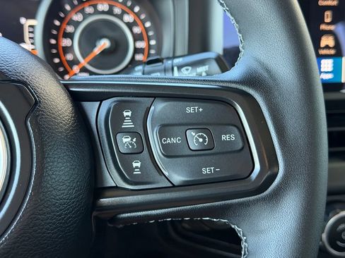 Used 2025 Jeep Wrangler Unlimited Rubicon w/ Convenience Group AWD/4WD image 20