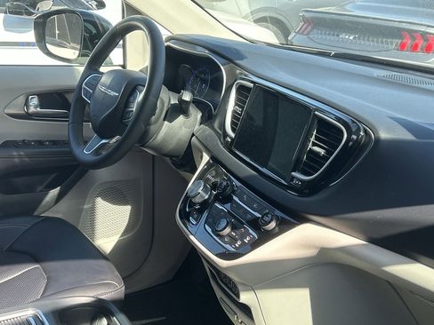 Used 2024 Chrysler Pacifica Touring-L FWD image 5