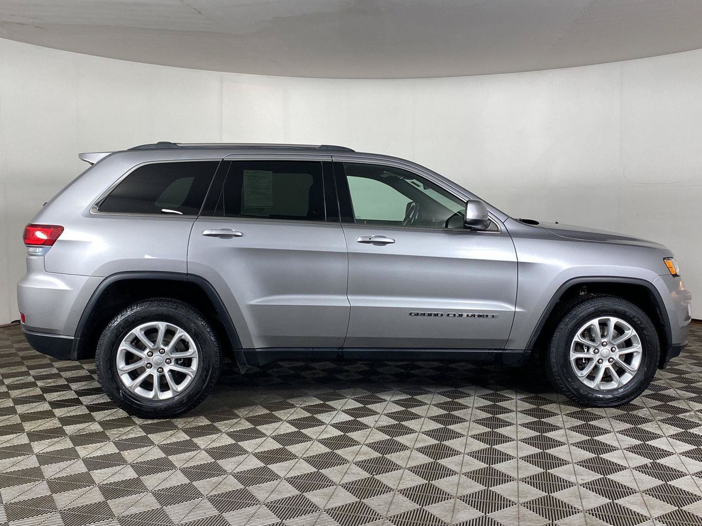 Used 2021 Jeep Grand Cherokee Laredo AWD/4WD image 5