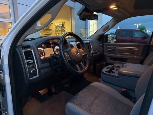 Used 2019 RAM 1500 Classic SLT w/ Luxury Group image 9