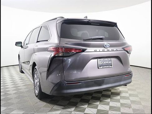 Used 2021 Toyota Sienna XLE FWD image 4