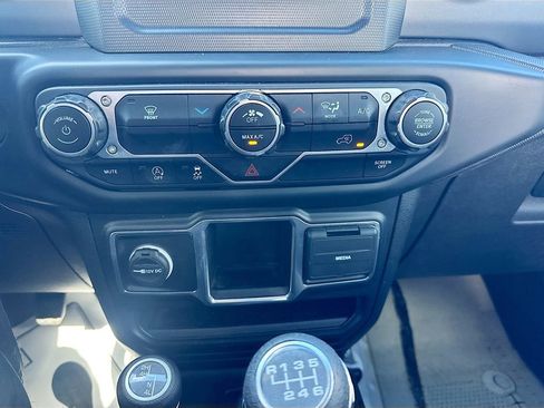 Used 2022 Jeep Gladiator Sport AWD/4WD image 17