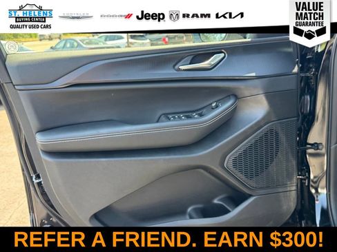 Certified 2025 Jeep Grand Cherokee Altitude AWD/4WD image 18
