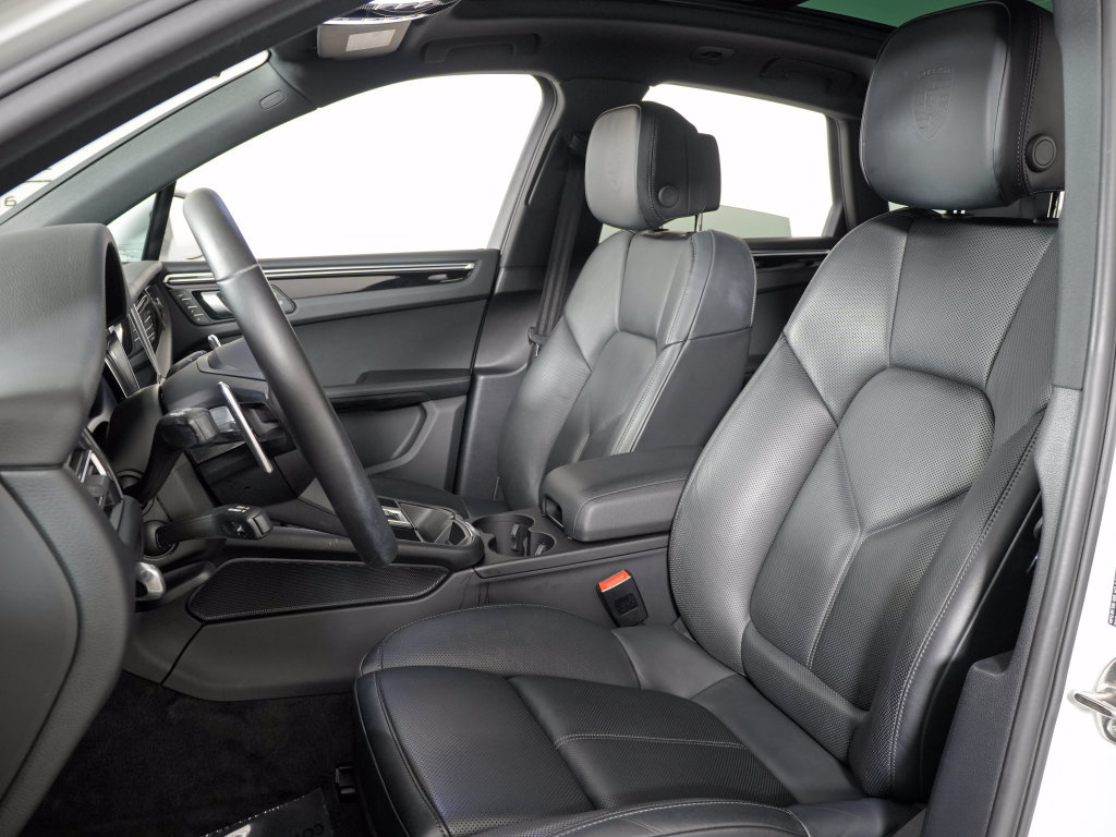 Certified 2023 Porsche Macan Turbo AWD/4WD image 5