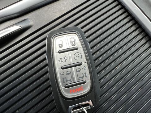 Used 2023 Chrysler Pacifica Touring-L FWD image 33