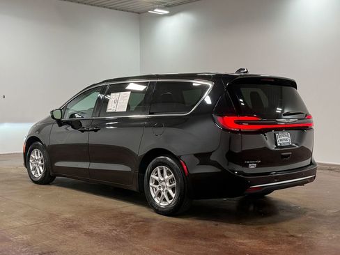 Used 2024 Chrysler Pacifica Touring-L FWD image 25