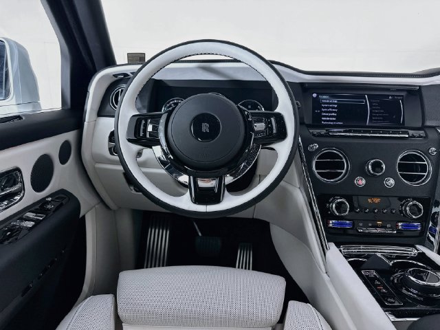 Used 2024 Rolls-Royce Cullinan AWD/4WD image 22