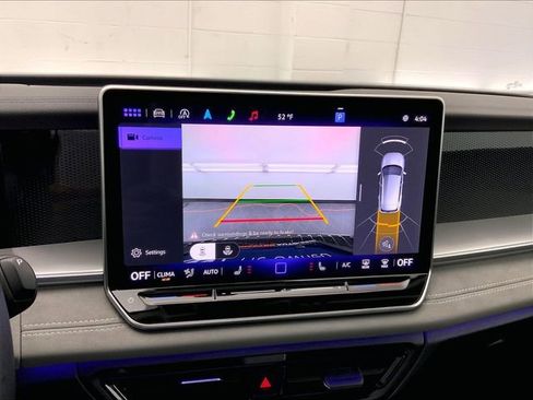 Used 2025 Volkswagen Tiguan SE w/ Panoramic Sunroof Package image 21