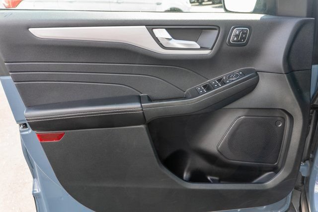 Used 2025 Ford Escape Platinum AWD/4WD image 16