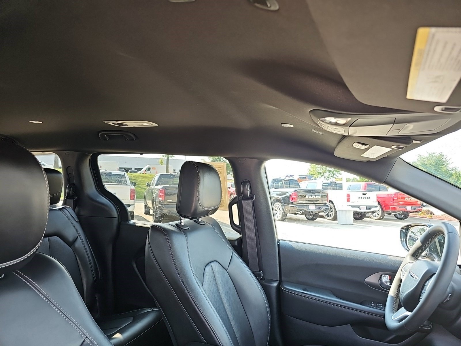 Used 2025 Chrysler Pacifica Select FWD image 12