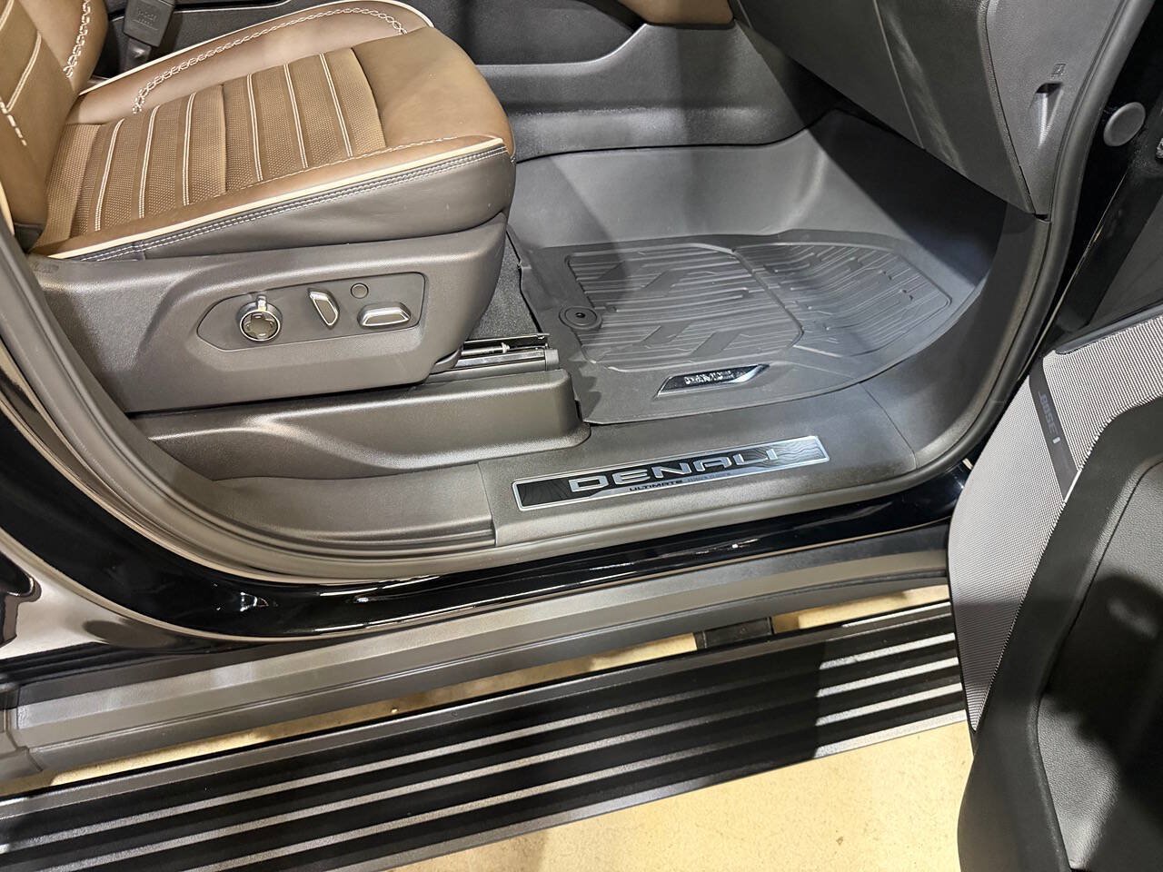 Used 2026 GMC Yukon Denali Ultimate w/ LPO, Floor Liner Package AWD/4WD image 33