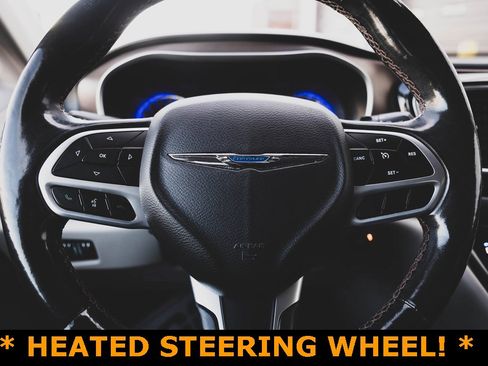 Used 2019 Chrysler Pacifica Touring-L image 13