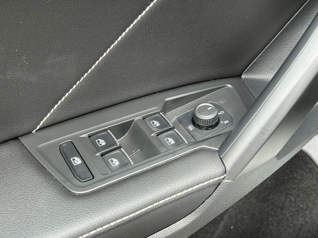 Used 2023 Volkswagen Tiguan SE R-Line AWD/4WD image 18