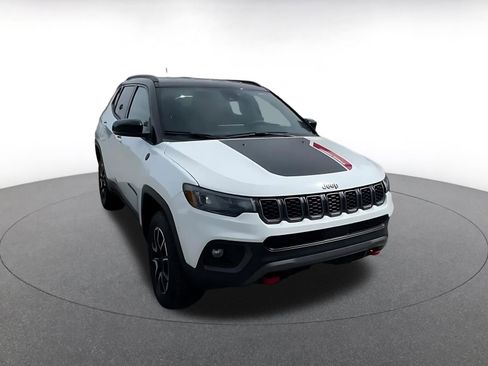 Used 2025 Jeep Compass Trailhawk image 3