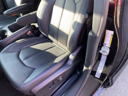 Used 2026 Chrysler Pacifica Select image 16