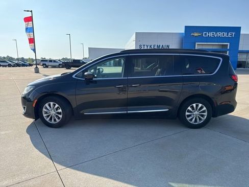 Used 2017 Chrysler Pacifica Touring-L FWD image 2
