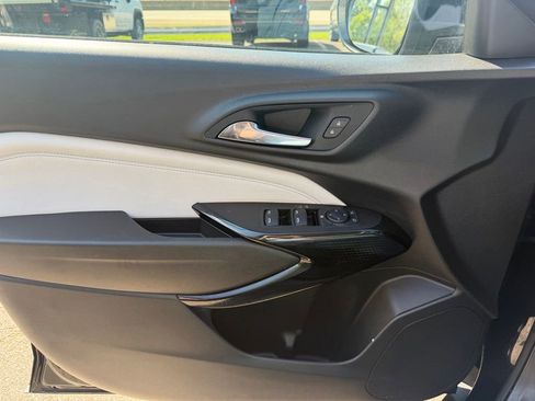 Used 2025 Chevrolet Trax LT FWD image 29