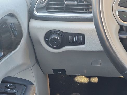 Used 2021 Chrysler Pacifica Limited w/ Uconnect Theater Family Group image 13