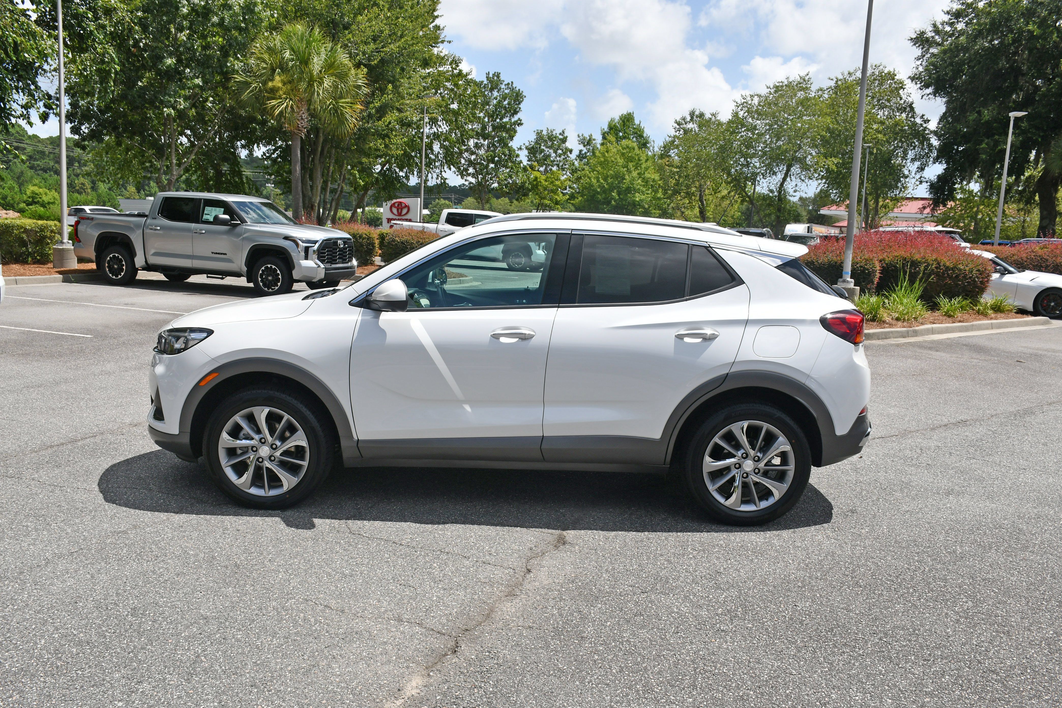 Used 2021 Buick Encore GX Essence w/ Advanced Technology Package AWD/4WD image 2