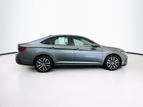Used 2025 Volkswagen Jetta SE FWD image 10