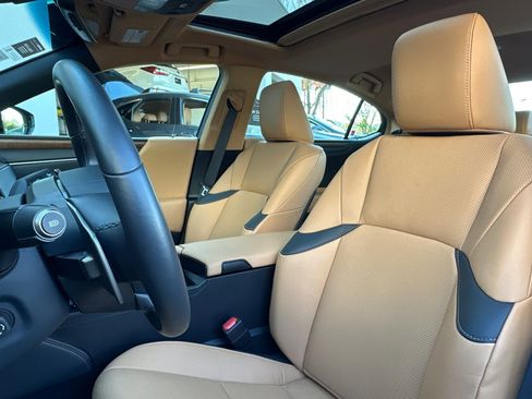Used 2025 Lexus ES 300h w/ Premium Package image 5