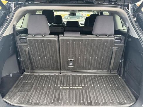 Used 2023 Toyota Highlander LE FWD image 12