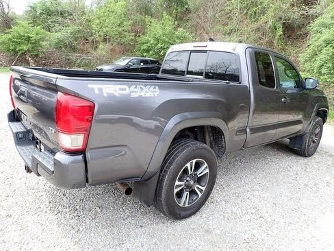 Used 2017 Toyota Tacoma TRD Sport w/ Premium & Technology Package image 3