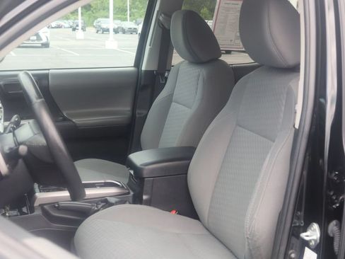 Used 2021 Toyota RAV4 XLE w/ XLE Grade Weather Package AWD/4WD image 17
