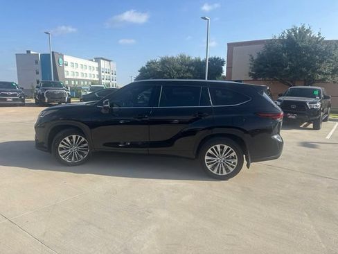 Used 2025 Toyota Highlander Platinum AWD/4WD image 6