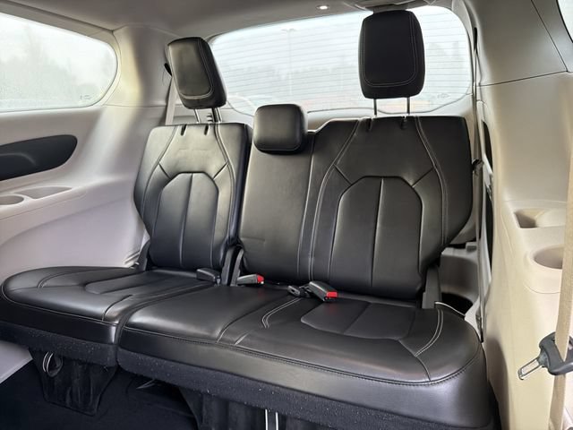 Used 2023 Chrysler Pacifica Touring-L FWD image 13