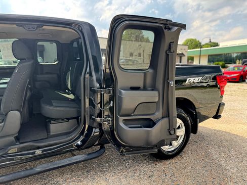 Used 2018 Nissan Titan SV w/ SV Convenience Package image 32