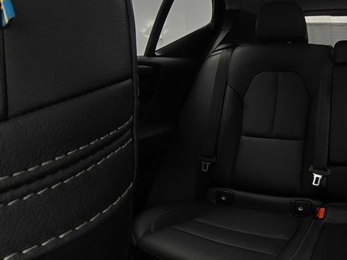 Used 2025 Volvo XC40 B5 Plus image 22