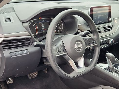 Used 2024 Nissan Altima 2.5 SV image 10