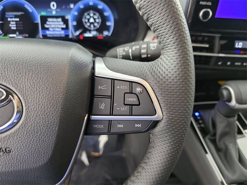 Used 2025 Toyota Sienna Platinum image 20