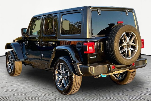 Used 2024 Jeep Wrangler Unlimited w/ Convenience Group AWD/4WD image 4