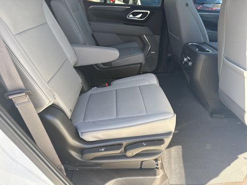 Used 2023 GMC Yukon SLT w/ SLT Premium Package image 17