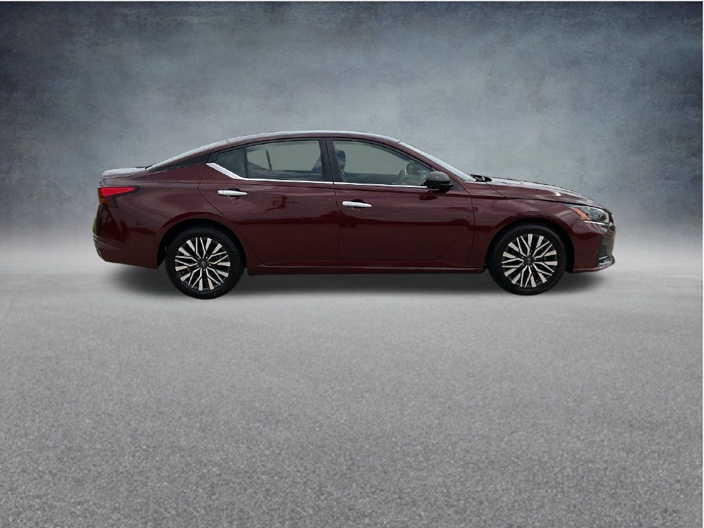 Used 2024 Nissan Altima 2.5 SV FWD image 8