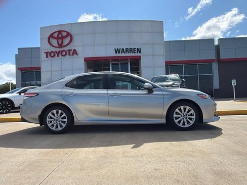 Used 2018 Toyota Camry LE FWD image 3