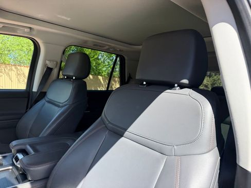 Used 2025 Ford Expedition Active image 13