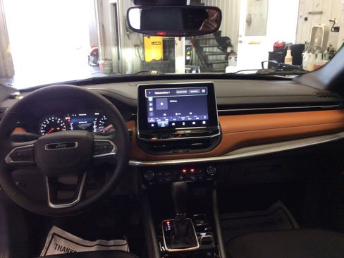 Used 2024 Jeep Compass Limited image 17