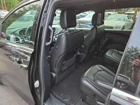 Used 2025 Chrysler Pacifica Select FWD image 15