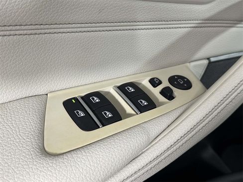 Used 2021 BMW 530e xDrive w/ Premium Package image 17