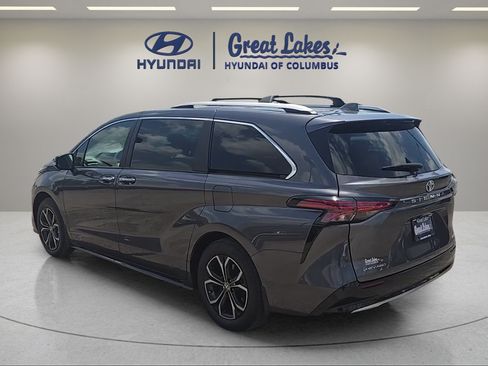 Used 2025 Toyota Sienna Platinum AWD/4WD image 7