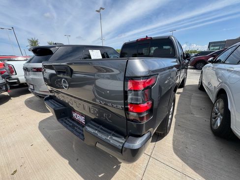 Used 2022 Nissan Frontier SV AWD/4WD image 4