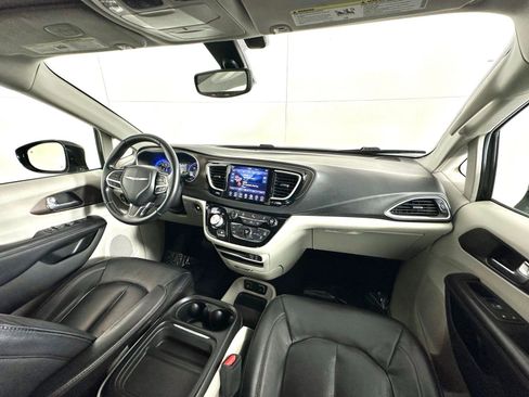 Used 2018 Chrysler Pacifica Touring-L w/ Premium Audio Group image 2